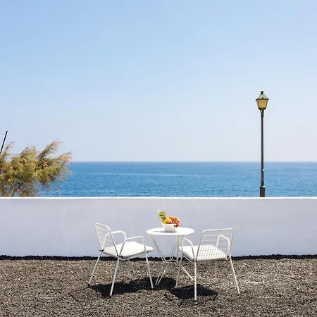 Home2book Stunning Sea Front House Holiday home